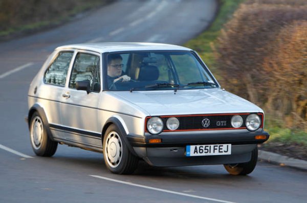 Мнозина го смятат за оригиналния хот-хеч, макар че историята познава и по-ранни образци на тази философия. GTI - от Grand Tourer Injection - използваше двигател EA827 с 1588 куб. см обем от Audi 80 GTE, с инжекцион Bosch K-Jetronic. Този класик със 109 коня мощност  вдигаше от 0 до 100 км/ч за 9,2 секунди при максимална скорост от 175 км/ч. Емблематичният интериор с шотландско каре на седалките и скоростен лост с "топка за голф" отгоре завършиха облика на тази кола. Продажбите бяха феноменални!
Продажбите бяха феноменални!
